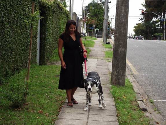 A Andrea, nossa amiga chilena, passeia com a saudosa Diana nas ruas de Curitiba, no Paraná, em Maio de 2011